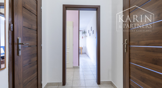 Priestranný 2-izbový byt v obľúbenej lokalite Nitra - Klokočina, PREDANÝ