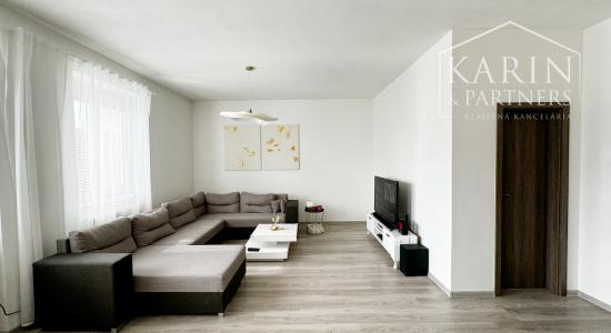 Súkromie v centre mesta: Moderný 2-izbový byt s parkovaním a šatníkom, Holíč