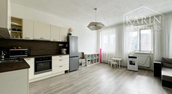 Súkromie v centre mesta: Moderný 2-izbový byt s parkovaním a šatníkom, Holíč