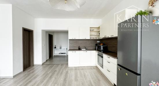 Súkromie v centre mesta: Moderný 2-izbový byt s parkovaním a šatníkom, Holíč