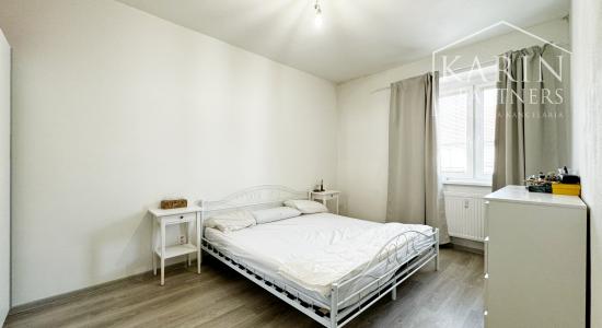 Súkromie v centre mesta: Moderný 2-izbový byt s parkovaním a šatníkom, Holíč