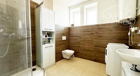 Súkromie v centre mesta: Moderný 2-izbový byt s parkovaním a šatníkom, Holíč