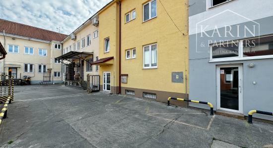 Súkromie v centre mesta: Moderný 2-izbový byt s parkovaním a šatníkom, Holíč