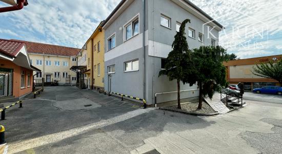 Súkromie v centre mesta: Moderný 2-izbový byt s parkovaním a šatníkom, Holíč