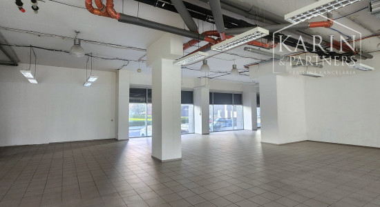 PRENÁJOM-Obchodné priestory 335 m2 s výkladmi do ulice-Tomášiková ul.