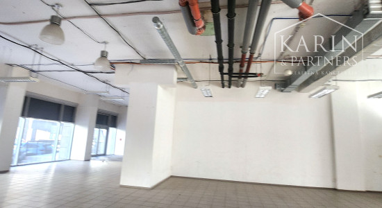 PRENÁJOM-Obchodné priestory 335 m2 s výkladmi do ulice-Tomášiková ul.