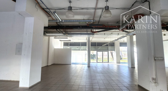 PRENÁJOM-Obchodné priestory 335 m2 s výkladmi do ulice-Tomášiková ul.