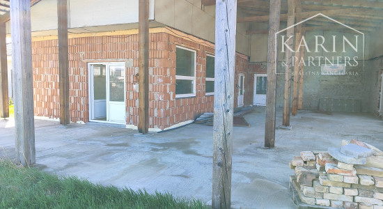 PREDANÉ ! Rozostavaný rodinný dom Komjatice