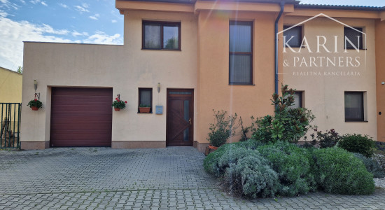 Na predaj priestranný 5i RD v slepej ulici pri hrádzi | garáž | studňa