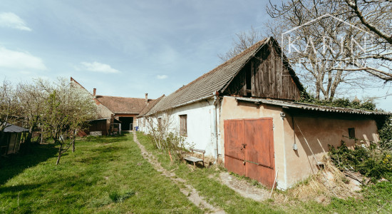 Podnikateľský objekt - dvojdom s veľkým pozemkom