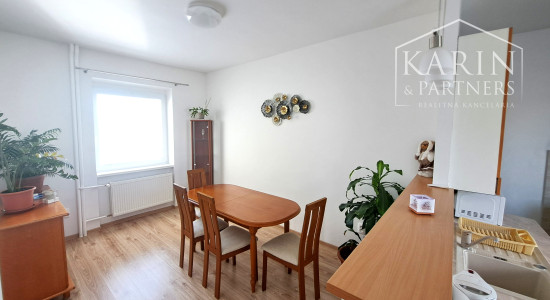 Priestranný 4-izbový rodinný dom na prenájom v centre obce Tomášov