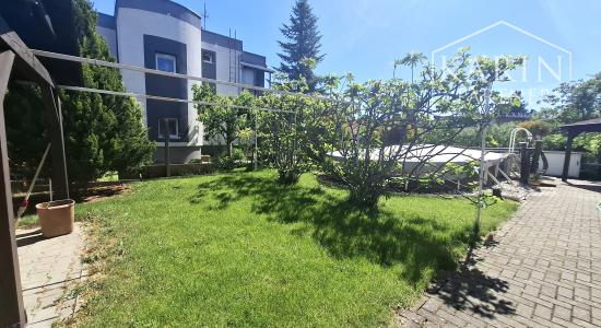 NA PREDAJ 4 IZBOVÝ RODINNÝ DOM S GARÁŽOU A BAZÉNOM V SENCI