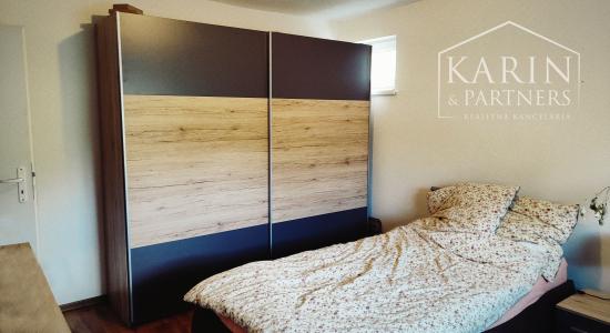 Priestranný rodinný dom, na veľkom pozemku, Komjatice