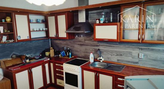 Priestranný rodinný dom, na veľkom pozemku, Komjatice