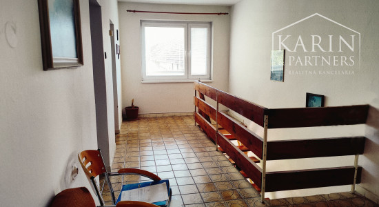 Priestranný rodinný dom, na veľkom pozemku, Komjatice