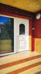 Priestranný rodinný dom, na veľkom pozemku, Komjatice