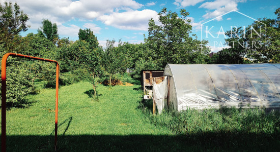 Priestranný rodinný dom, na veľkom pozemku, Komjatice