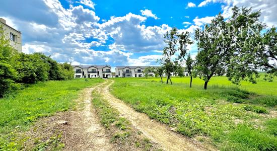 Stavebný pozemok pre rodinné domy aj bytový dom, 1695 m2, Hlboké