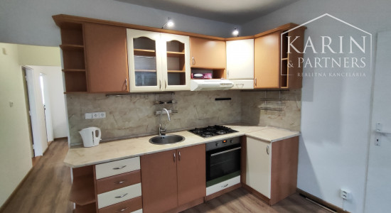 NA PRENÁJOM: Veľký 2 izbový byt s dvoma balkónmi, N.Zámky