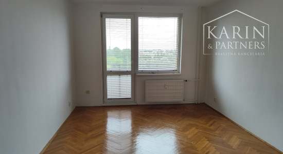 NA PRENÁJOM: Veľký 2 izbový byt s dvoma balkónmi, N.Zámky