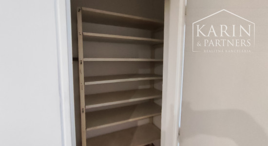 NA PRENÁJOM: Veľký 2 izbový byt s dvoma balkónmi, N.Zámky