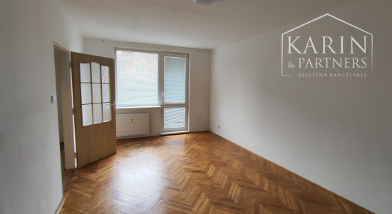 NA PRENÁJOM: Veľký 2 izbový byt s dvoma balkónmi, N.Zámky