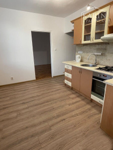 NA PRENÁJOM: Veľký 2 izbový byt s dvoma balkónmi, N.Zámky