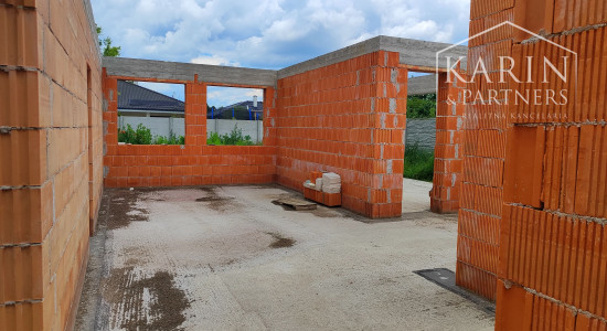 Rodinný dom rozostavaný, len 7km od Nových Zámkov