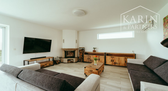 Moderný a priestranný 5 izbový zrekonštruovaný rodinný dom s veľkým pozemkom v Bratislave