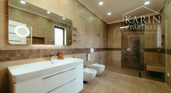 Moderný a priestranný 5 izbový zrekonštruovaný rodinný dom s veľkým pozemkom v Bratislave