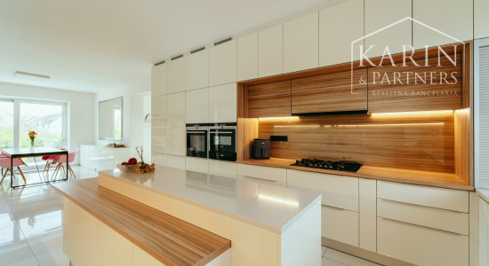 Moderný a priestranný 5 izbový zrekonštruovaný rodinný dom s veľkým pozemkom v Bratislave