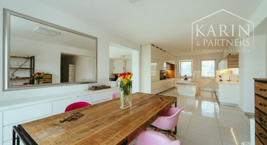 Moderný a priestranný 5 izbový zrekonštruovaný rodinný dom s veľkým pozemkom v Bratislave