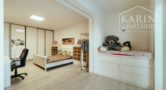 Moderný a priestranný 5 izbový zrekonštruovaný rodinný dom s veľkým pozemkom v Bratislave