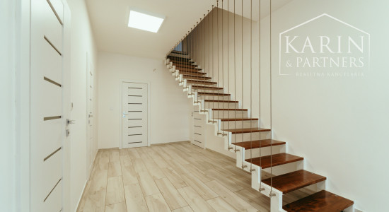 Moderný a priestranný 5 izbový zrekonštruovaný rodinný dom s veľkým pozemkom v Bratislave