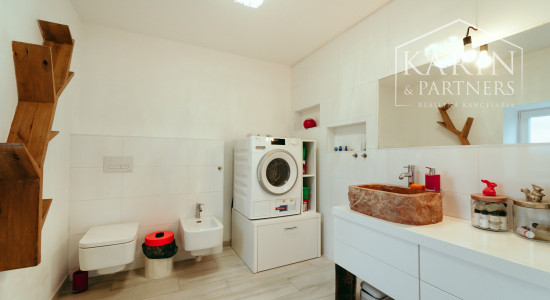 Moderný a priestranný 5 izbový zrekonštruovaný rodinný dom s veľkým pozemkom v Bratislave