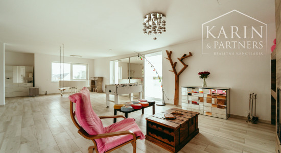 Moderný a priestranný 5 izbový zrekonštruovaný rodinný dom s veľkým pozemkom v Bratislave