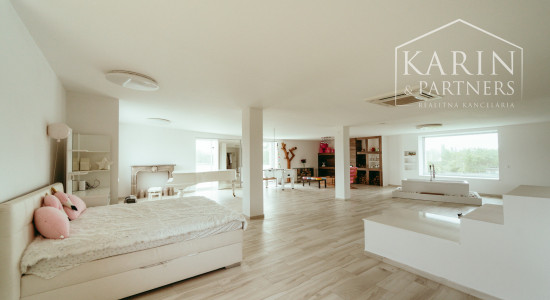 Moderný a priestranný 5 izbový zrekonštruovaný rodinný dom s veľkým pozemkom v Bratislave