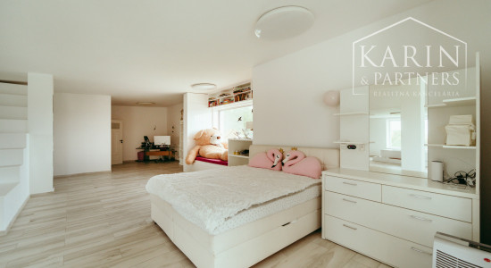 Moderný a priestranný 5 izbový zrekonštruovaný rodinný dom s veľkým pozemkom v Bratislave