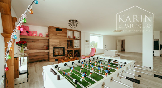 Moderný a priestranný 5 izbový zrekonštruovaný rodinný dom s veľkým pozemkom v Bratislave