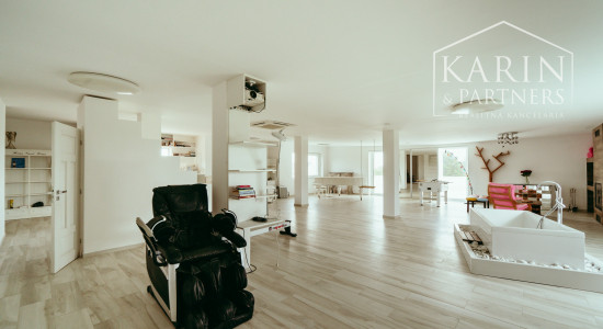 Moderný a priestranný 5 izbový zrekonštruovaný rodinný dom s veľkým pozemkom v Bratislave