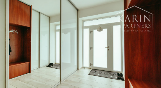 Moderný a priestranný 5 izbový zrekonštruovaný rodinný dom s veľkým pozemkom v Bratislave