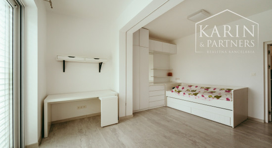 Moderný a priestranný 5 izbový zrekonštruovaný rodinný dom s veľkým pozemkom v Bratislave