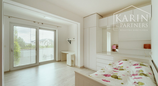 Moderný a priestranný 5 izbový zrekonštruovaný rodinný dom s veľkým pozemkom v Bratislave