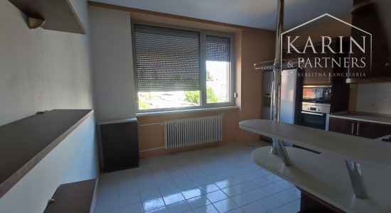 Znížená cena: Veľký poschodový rodinný dom s dvomi garážami, v oblúbenej pokojnej lukratívnej lokalite, Nové Zámky