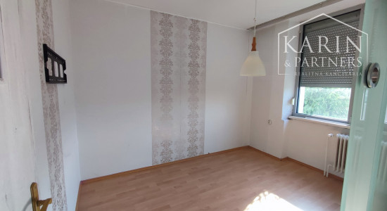 Znížená cena: Veľký poschodový rodinný dom s dvomi garážami, v oblúbenej pokojnej lukratívnej lokalite, Nové Zámky