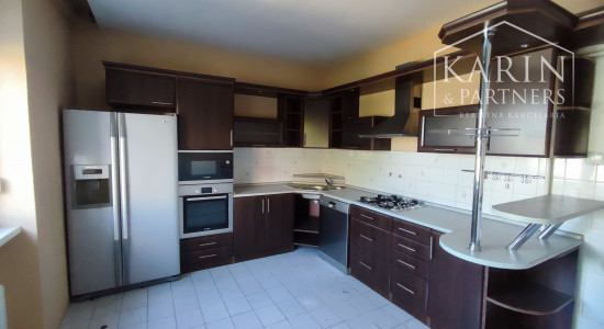 Znížená cena: Veľký poschodový rodinný dom s dvomi garážami, v oblúbenej pokojnej lukratívnej lokalite, Nové Zámky