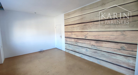 Znížená cena: Veľký poschodový rodinný dom s dvomi garážami, v oblúbenej pokojnej lukratívnej lokalite, Nové Zámky