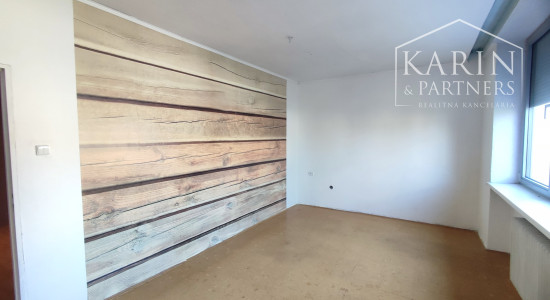 Znížená cena: Veľký poschodový rodinný dom s dvomi garážami, v oblúbenej pokojnej lukratívnej lokalite, Nové Zámky