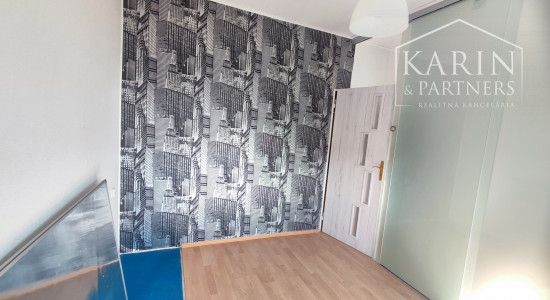 Znížená cena: Veľký poschodový rodinný dom s dvomi garážami, v oblúbenej pokojnej lukratívnej lokalite, Nové Zámky