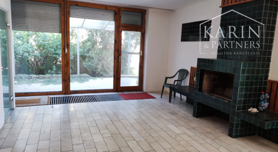 Znížená cena: Veľký poschodový rodinný dom s dvomi garážami, v oblúbenej pokojnej lukratívnej lokalite, Nové Zámky